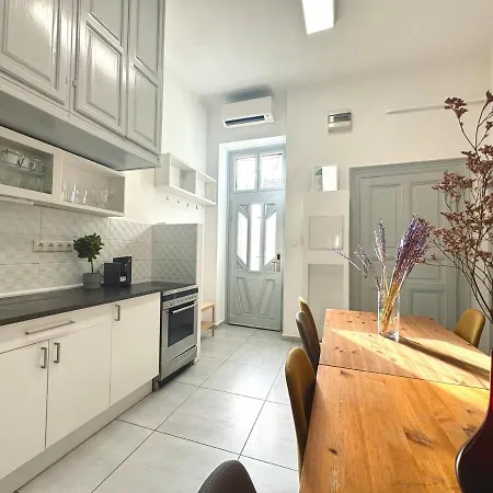 On - Spacious 3br Lägenhet