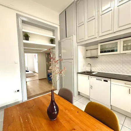 On - Spacious 3br Apartment *