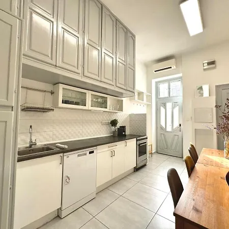 On - Spacious 3br Budapest